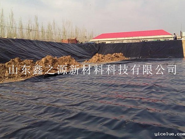 铺设鱼塘防渗膜做好土壤表面处理