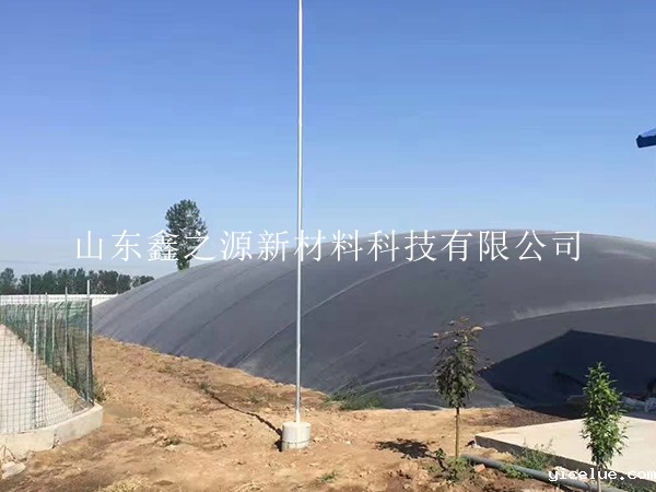 “按部就班”进行沼气池黑膜铺设施工