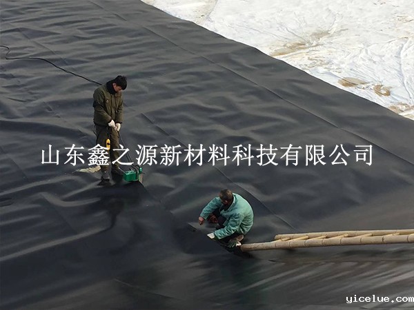 hdpe土工膜根据土壤情况进行铺设施工